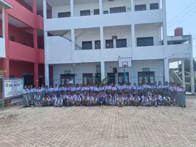 Gedung SMA Masehi Biru Biru